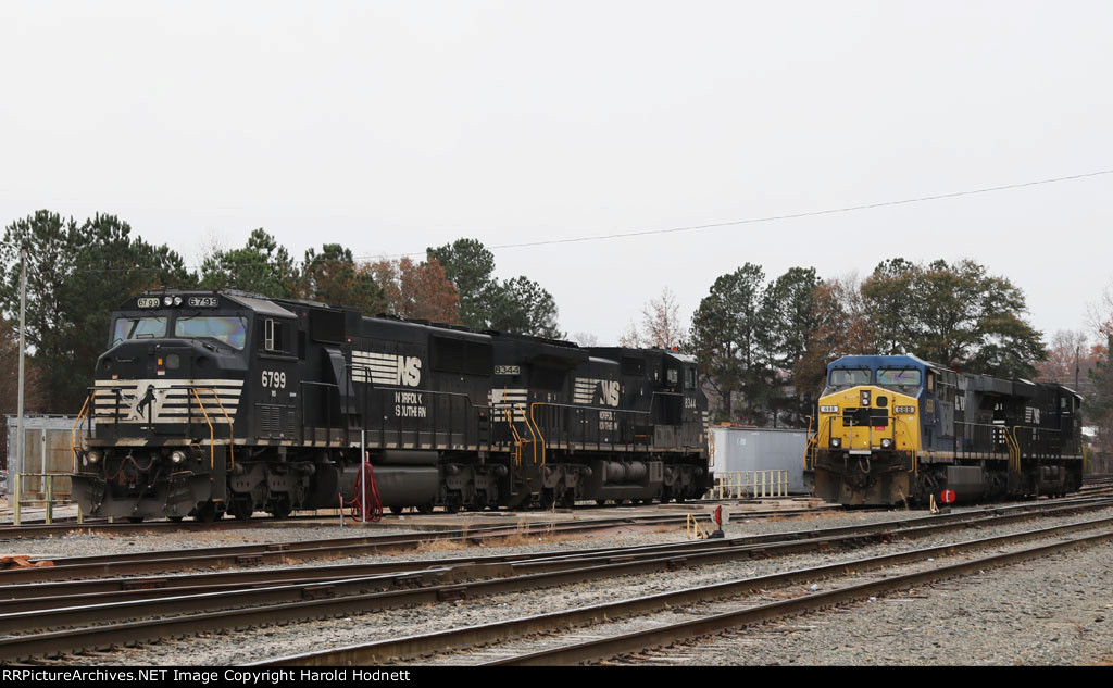 PRLX 688 & NS 6799 sit in Glenwood yard with a couple of other GE units